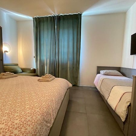 City Center - Modern Flat With Free Parking And Wifi - Apt B Bergamo Bagian luar foto