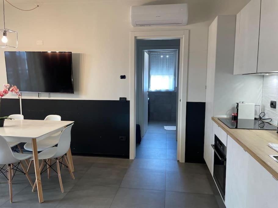 City Center - Modern Flat With Free Parking And Wifi - Apt B Bergamo Bagian luar foto
