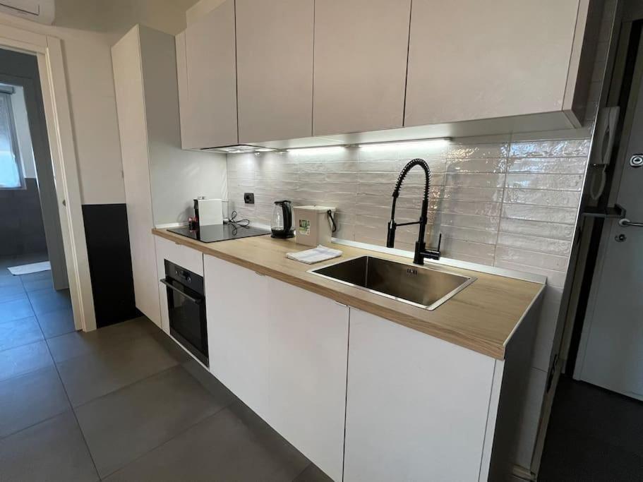 City Center - Modern Flat With Free Parking And Wifi - Apt B Bergamo Bagian luar foto
