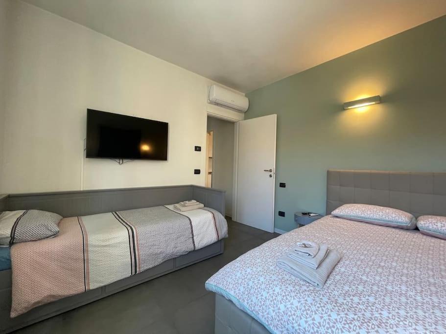 City Center - Modern Flat With Free Parking And Wifi - Apt B Bergamo Bagian luar foto