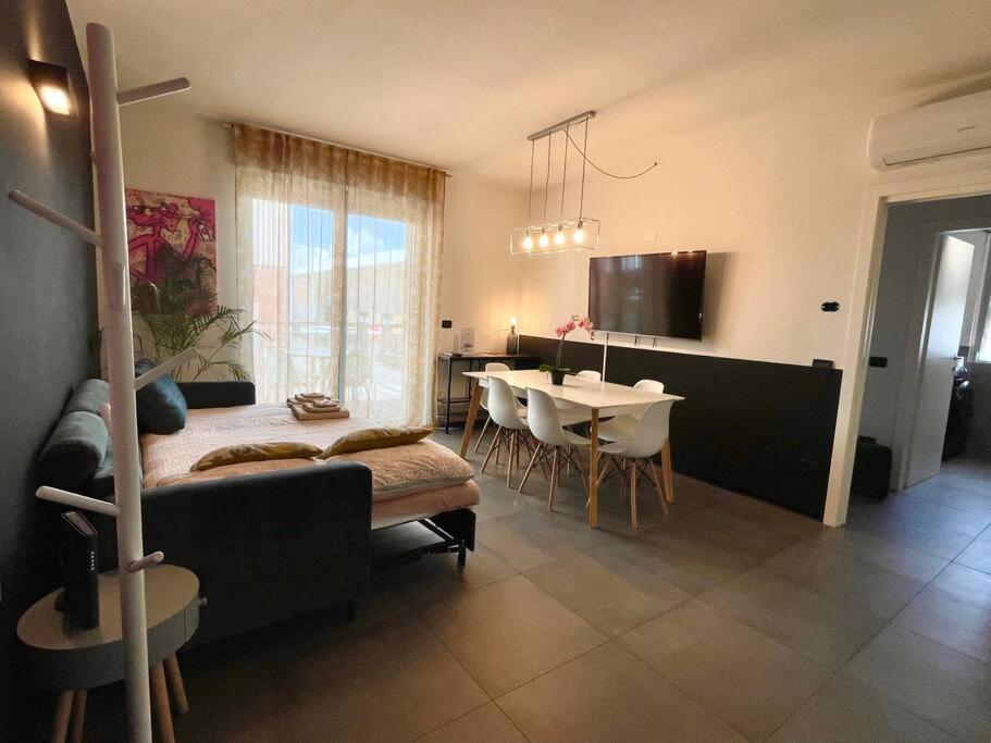 City Center - Modern Flat With Free Parking And Wifi - Apt B Bergamo Bagian luar foto