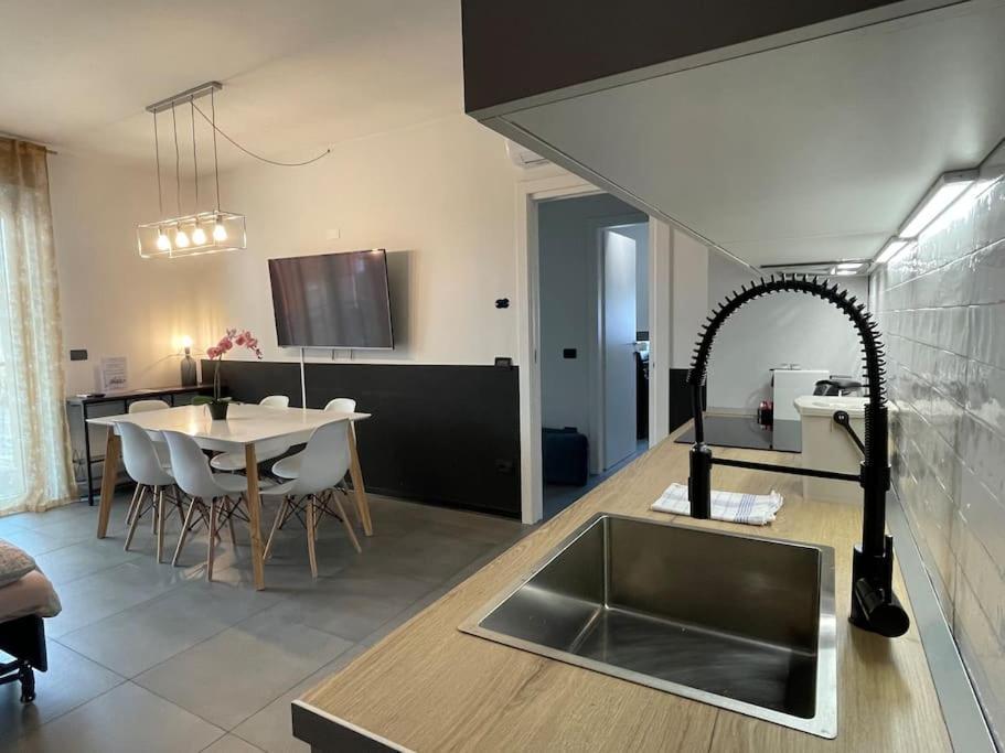 City Center - Modern Flat With Free Parking And Wifi - Apt B Bergamo Bagian luar foto