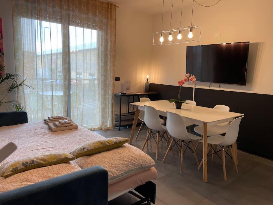 City Center - Modern Flat With Free Parking And Wifi - Apt B Bergamo Bagian luar foto