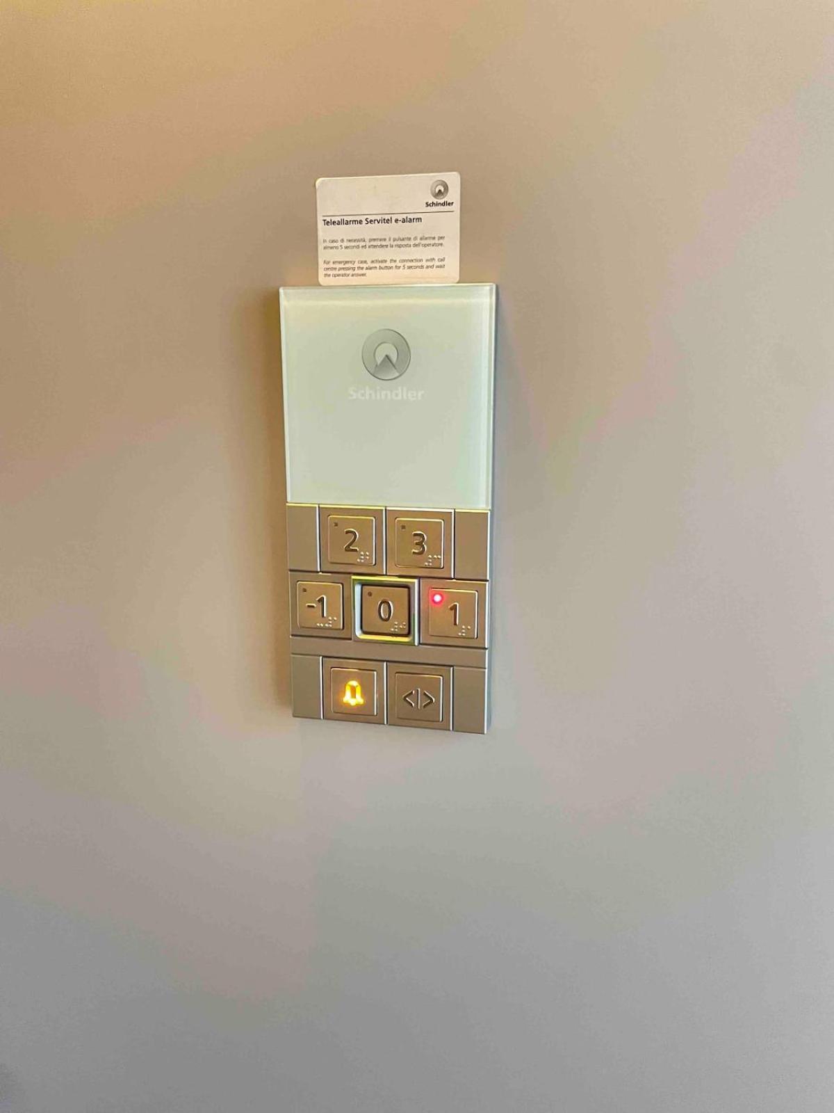 City Center - Modern Flat With Free Parking And Wifi - Apt B Bergamo Bagian luar foto