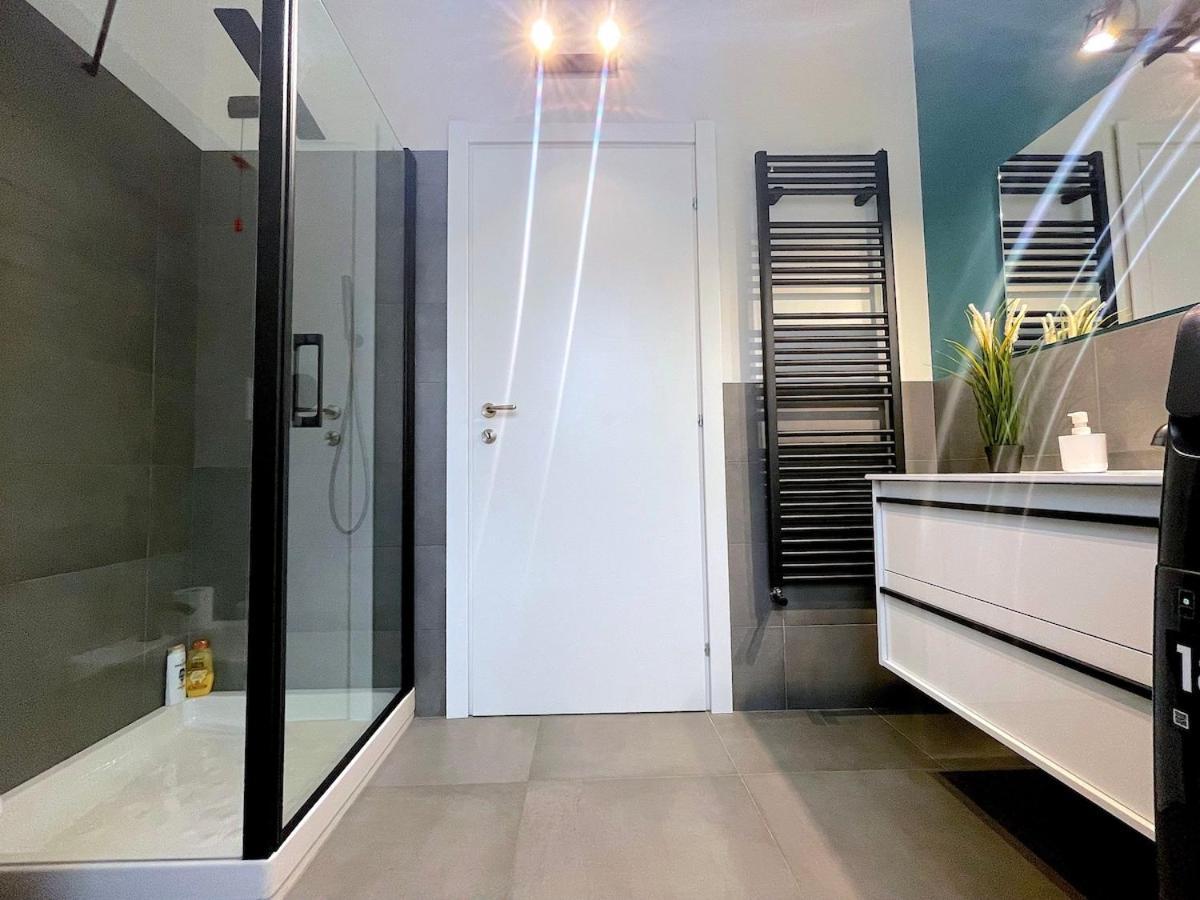City Center - Modern Flat With Free Parking And Wifi - Apt B Bergamo Bagian luar foto