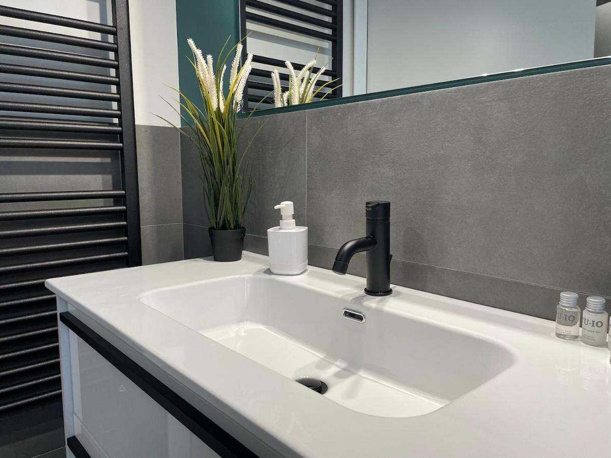 City Center - Modern Flat With Free Parking And Wifi - Apt B Bergamo Bagian luar foto