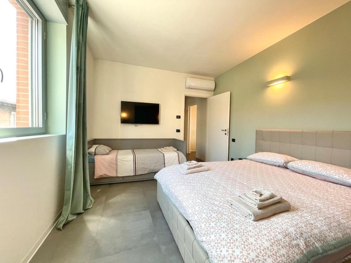 City Center - Modern Flat With Free Parking And Wifi - Apt B Bergamo Bagian luar foto
